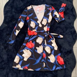 Old Navy Floral wrap dress! Stylish and Comfy with long sleeves - Size Small